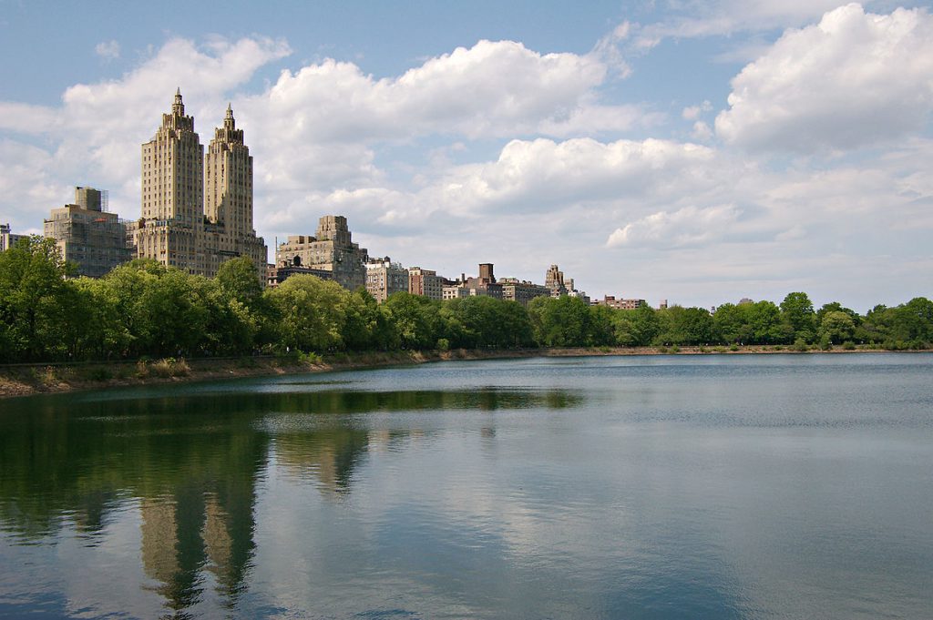 best parks in new york city, place to run, running trails, benefits of running in the morning, Jacqueline Kennedy Onassis Reservoir in Central Park